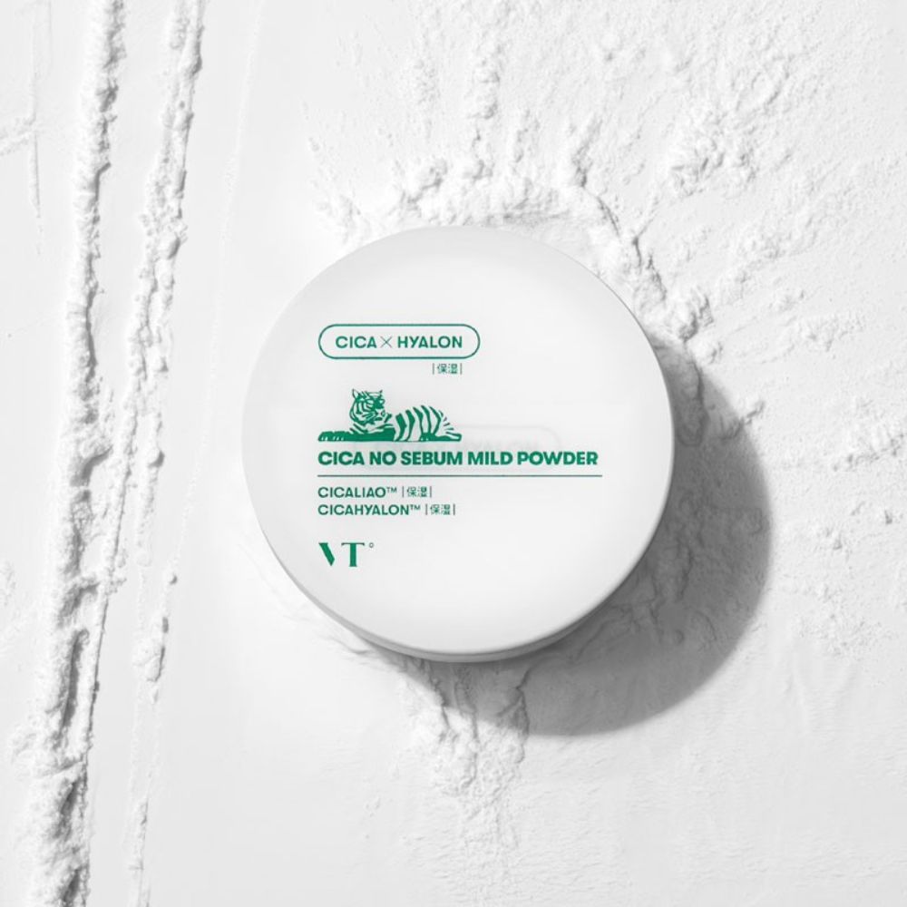 Boîte VT Cosmetics Cica No Sebum Mild Powder sur poudre blanche.