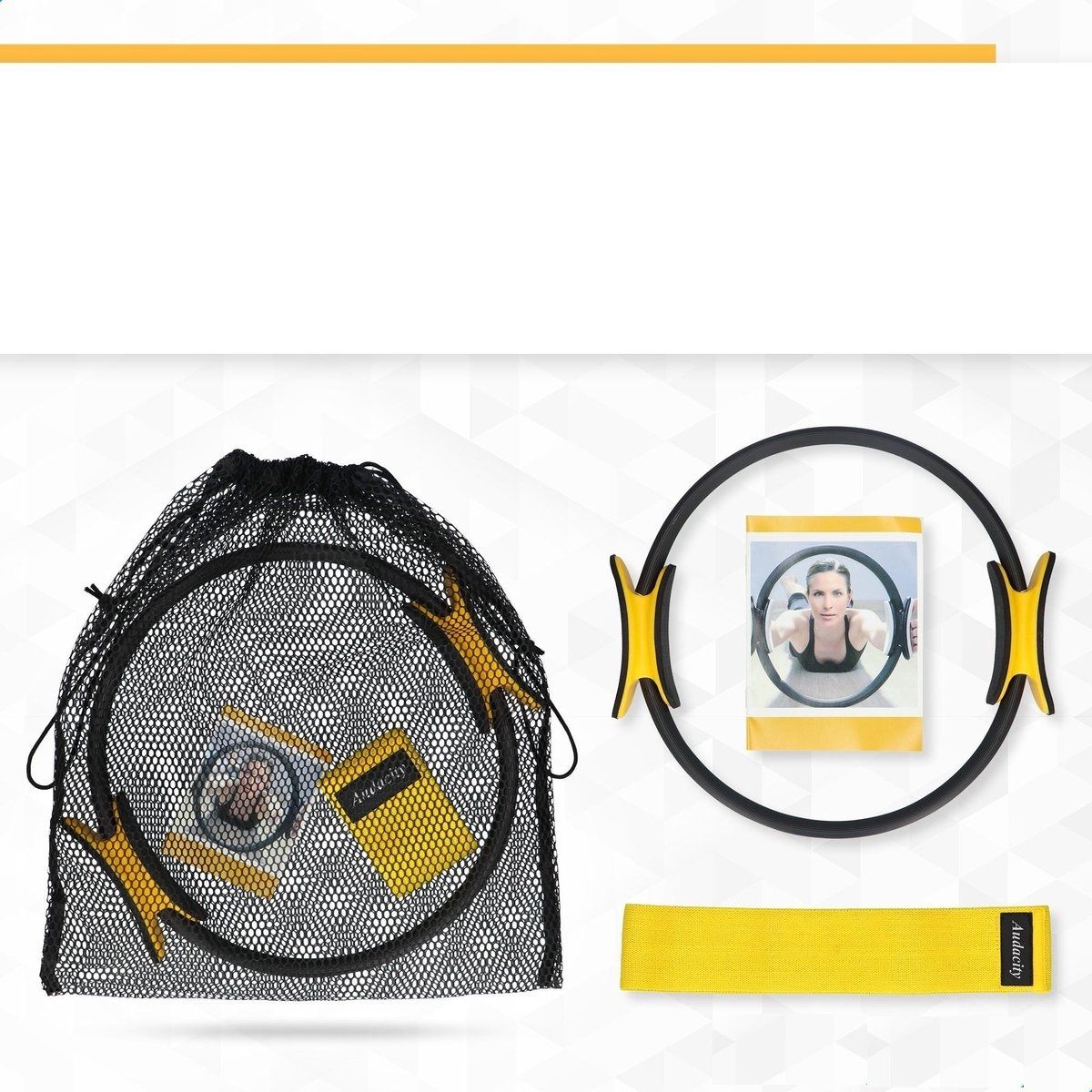 Kit de fitness avec anneau, bande et accessoires dans un sac en filet noir. Anneau avec poignées jaunes, bande jaune, accessoires.