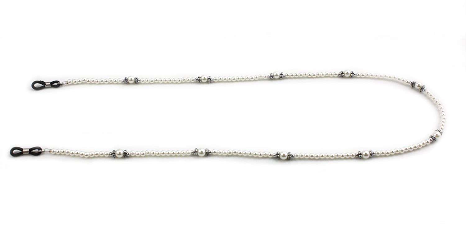 Chaîne de lunettes avec perles et boules argentées. Attaches de lunettes noires aux extrémités. Sur fond blanc.