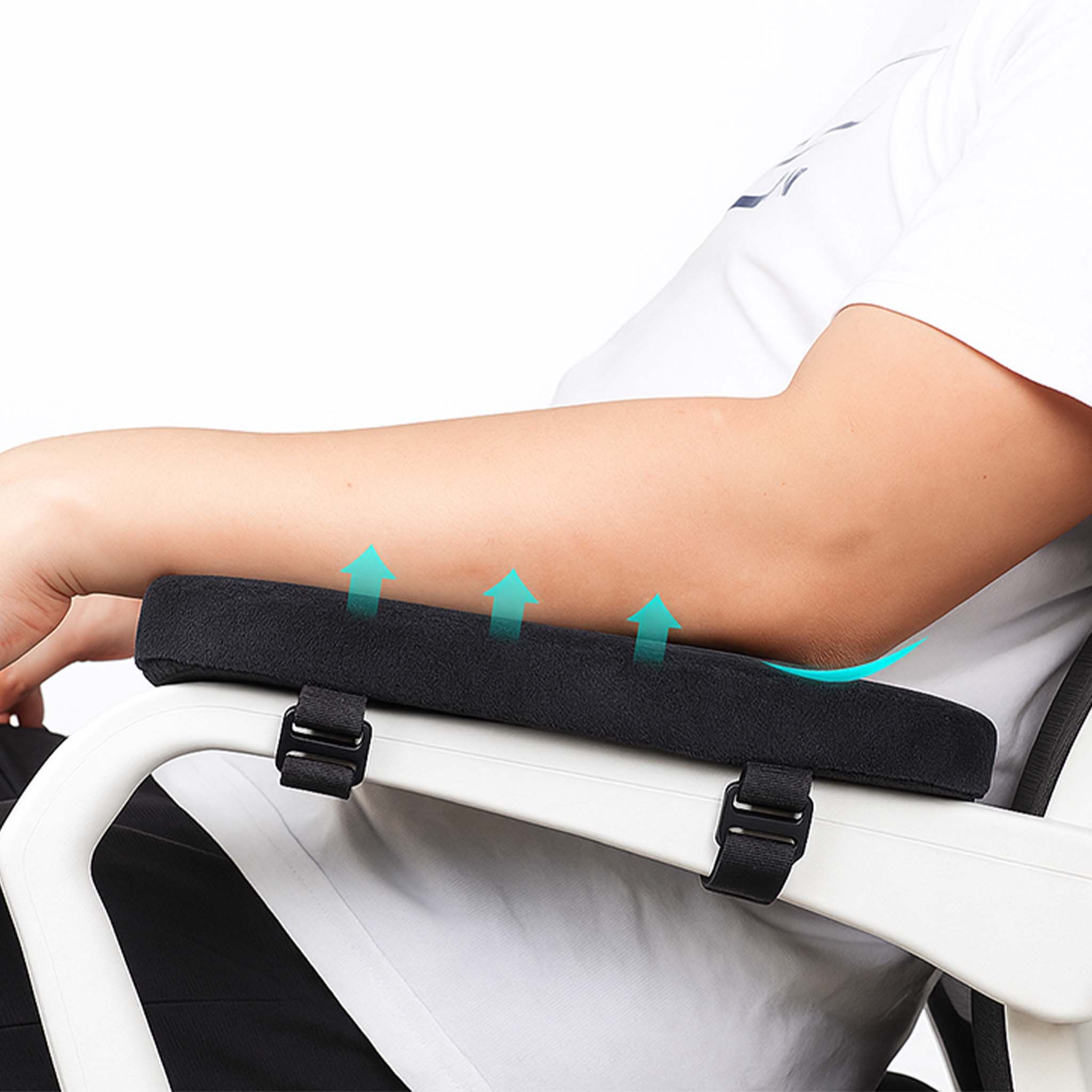 Zwart armleuningkussen op stoel, arm erop. Pijlen tonen drukverlichting. Zwarte bevestigingsriemen.