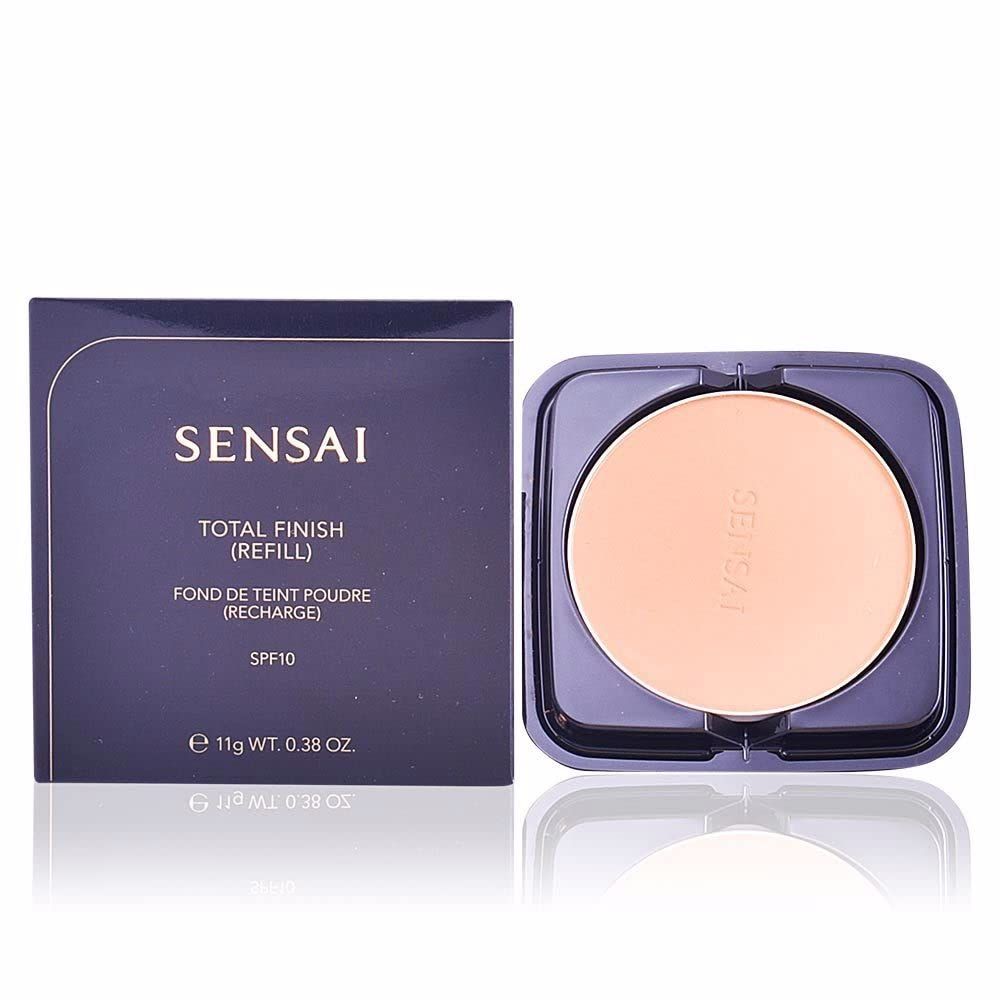 Compacte foundation navulling, lichtbeige poeder. Donkerblauwe verpakking met productnaam en SPF10. Merk: SENSAI.