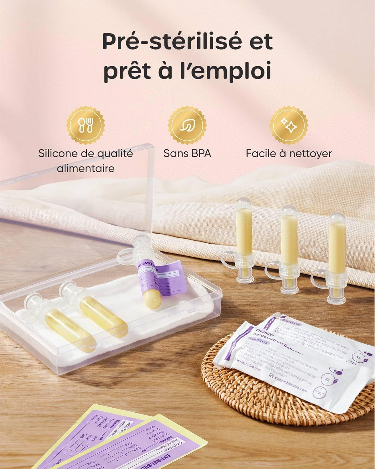 Quatre seringues stériles contenant un liquide jaunâtre, trois dans une boîte transparente, une à côté.