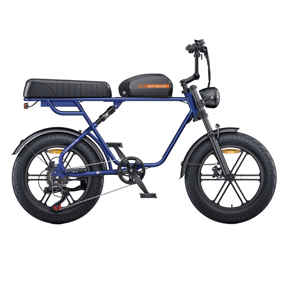 Blauwe elektrische dirtbike met zwart zadel, accu en banden. Koplamp en pedalen zichtbaar.