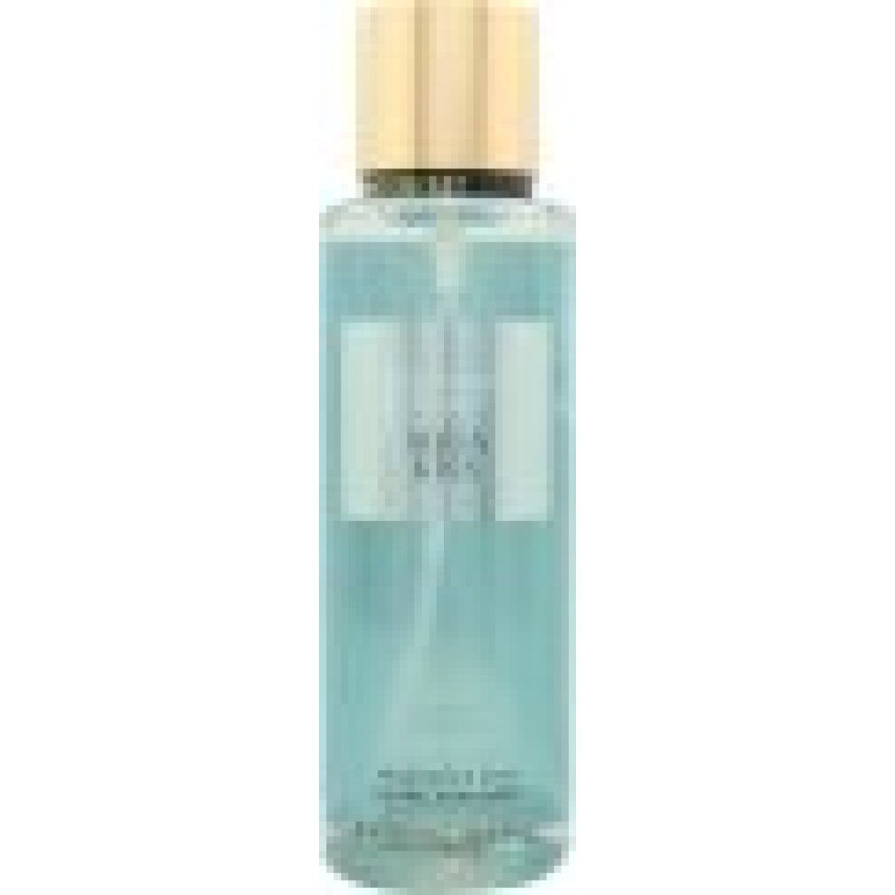 Body mist fles, Aqua Kiss, met gouden dop. Lichtblauwe vloeistof. Opschrift Aqua Kiss. Op witte achtergrond.