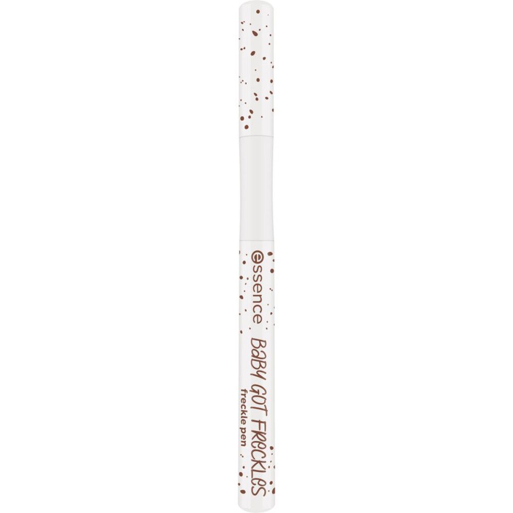 Witte pen met bruine stippen. Opschrift: Essence, Baby Got Freckles, freckle pen.
