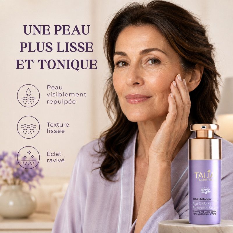 Une femme avec un flacon de sérum. Le sérum est violet avec un bouchon doré.
