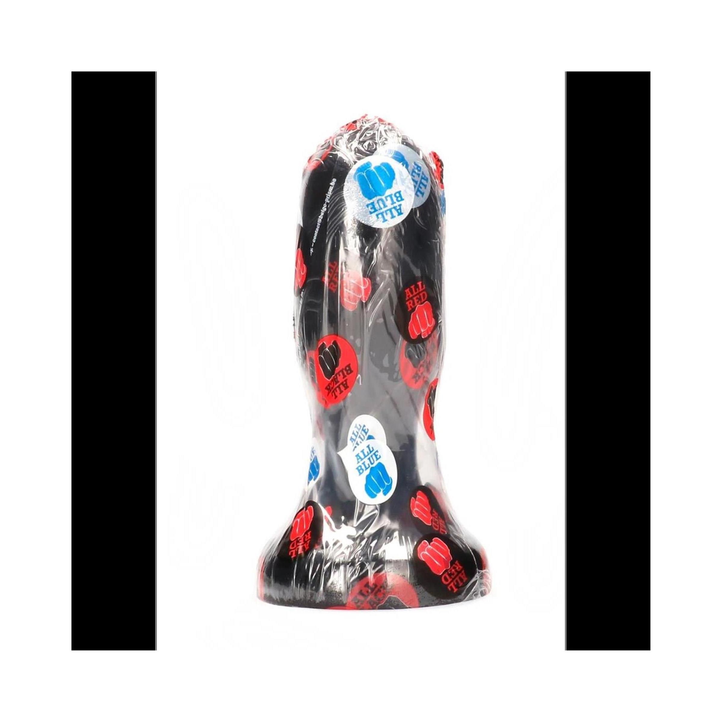 Buttplug noir emballé dans du film plastique, avec des autocollants rouges et bleus.