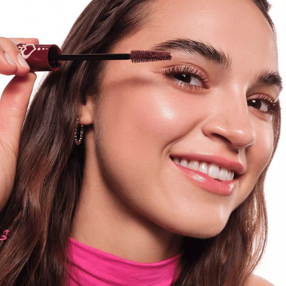 Femme appliquant du mascara. Brosse de mascara sur l'œil. Produit: Essence Lash Princess.