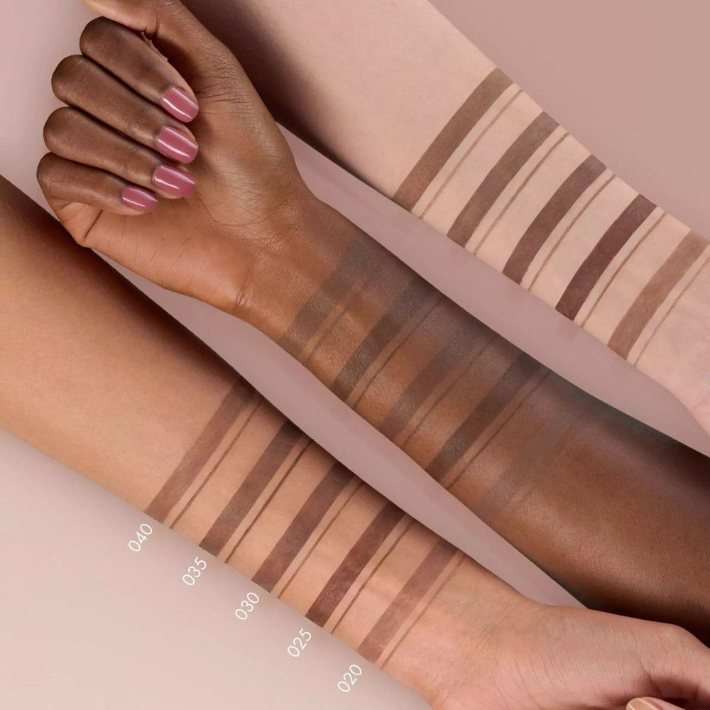 Bras avec différents tons de peau. Plusieurs traits de crayons à sourcils sur chaque bras. Numéros de couleur.