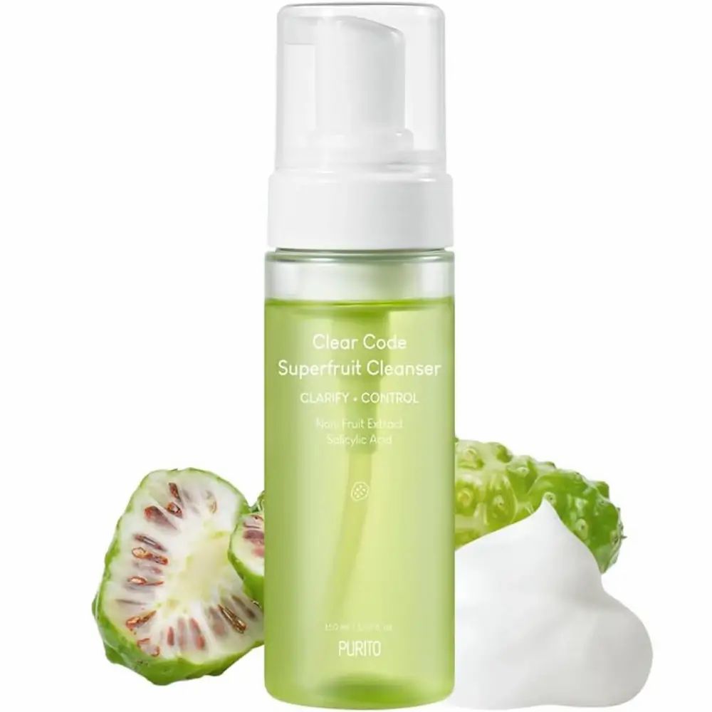 Transparante fles met witte pomp, fruit en schuim. Opschrift: Clear Code Superfruit Cleanser. PURITO-logo.