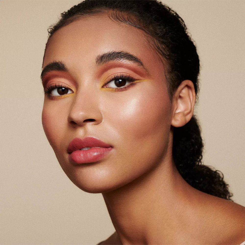 Portrait d'une femme maquillée. Crayon khôl marron sur l'œil.