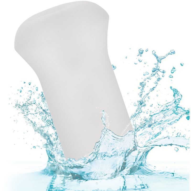 Een wit, bolvormig object wordt in water ondergedompeld, met spatten.
