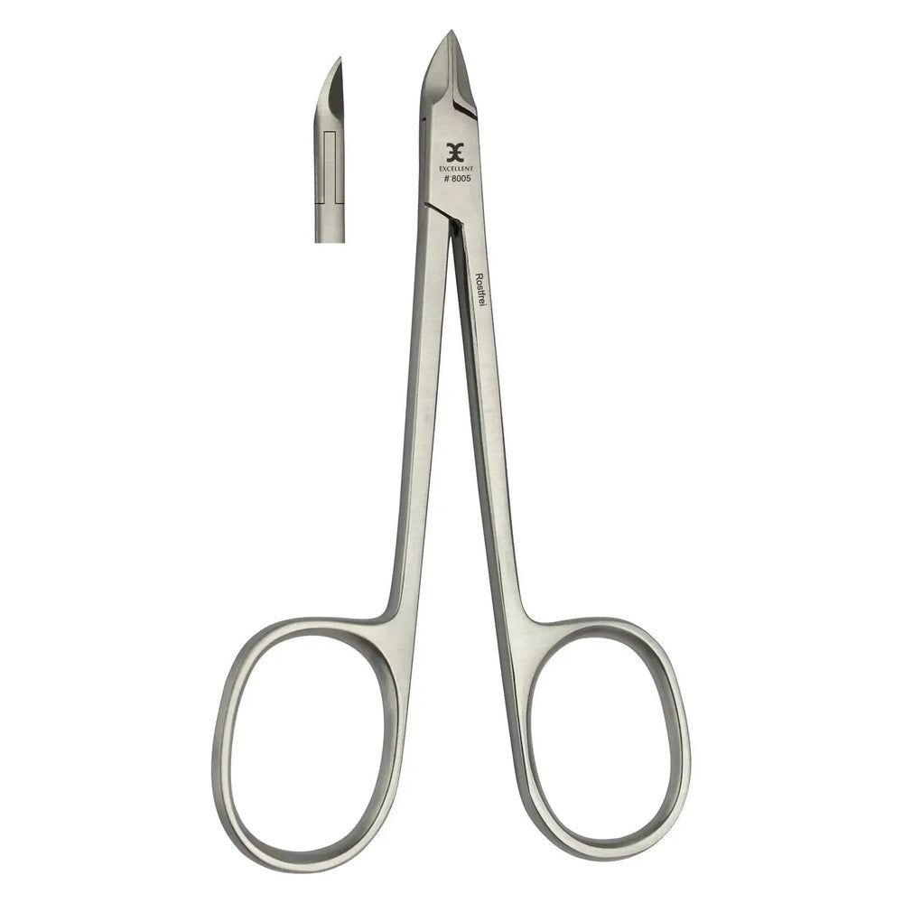 Pince à cuticules en métal, coupe droite, poignée ciseaux. Gros plan de la lame.