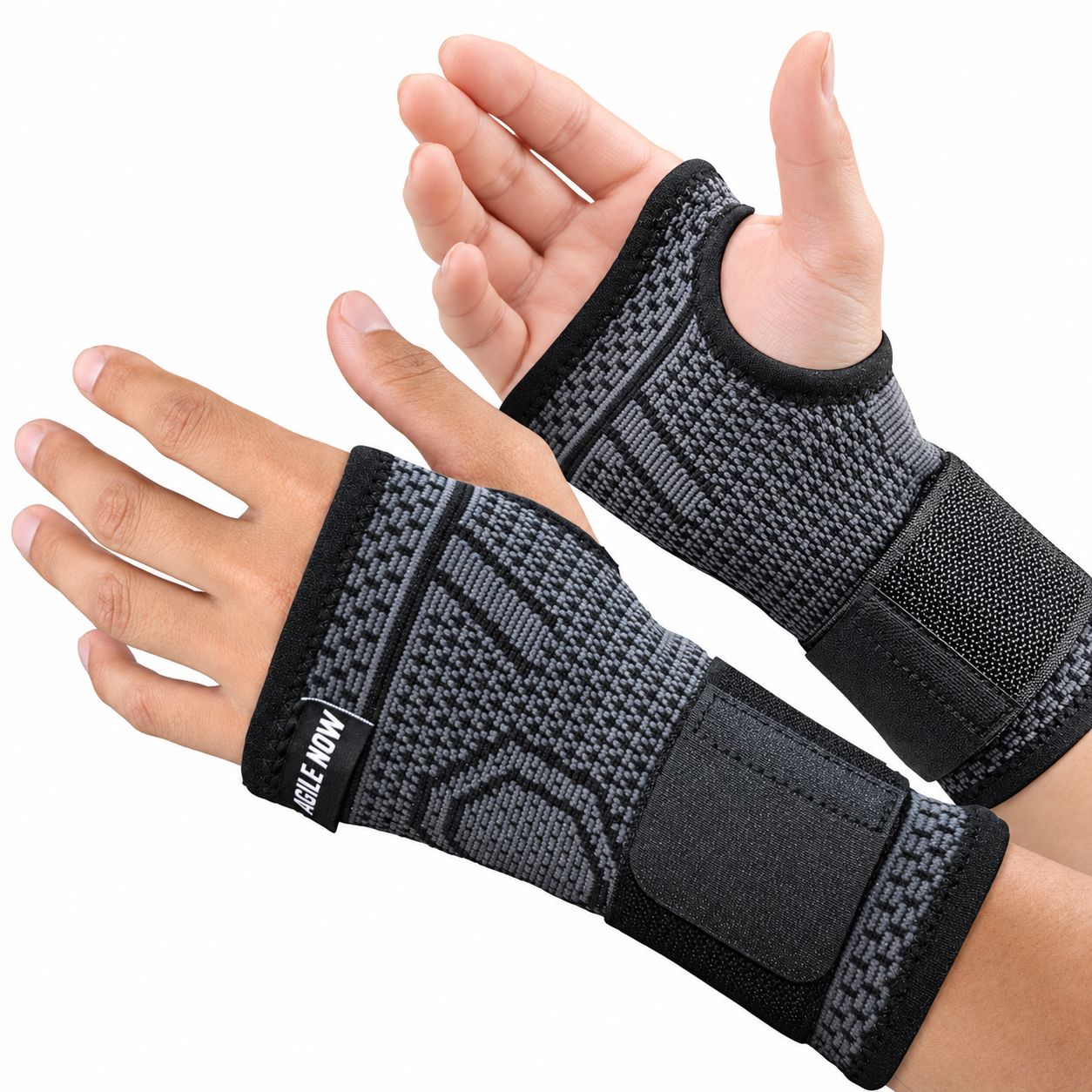 Deux orthèses de poignet en tricot gris avec velcro noir, portées sur des mains.
