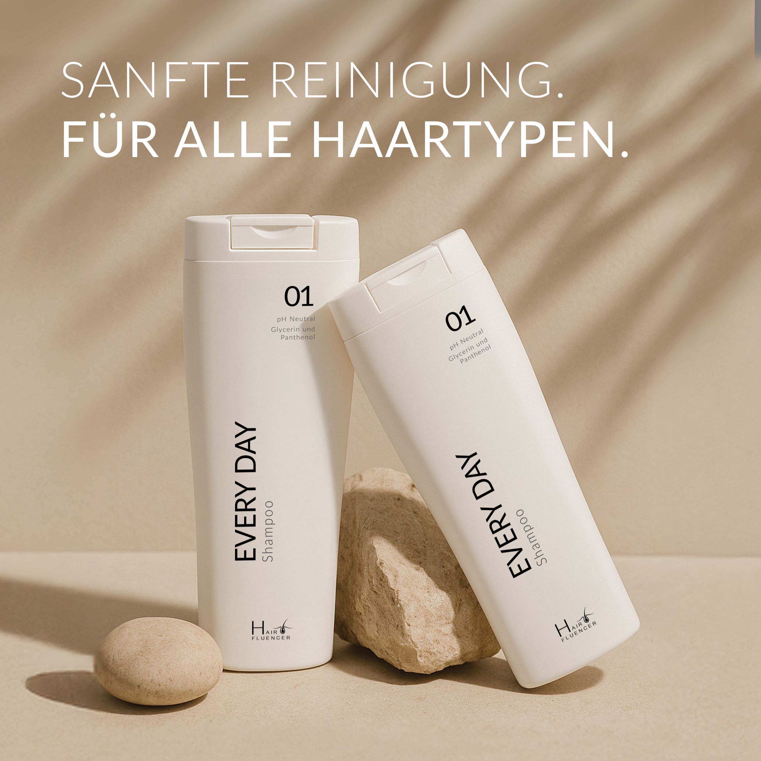 Deux flacons de shampooing blancs. Texte : EVERY DAY Shampoo. En haut : 01. Inscription : NETTOYAGE DOUX. POUR TOUS TYPES DE CHEVEUX.