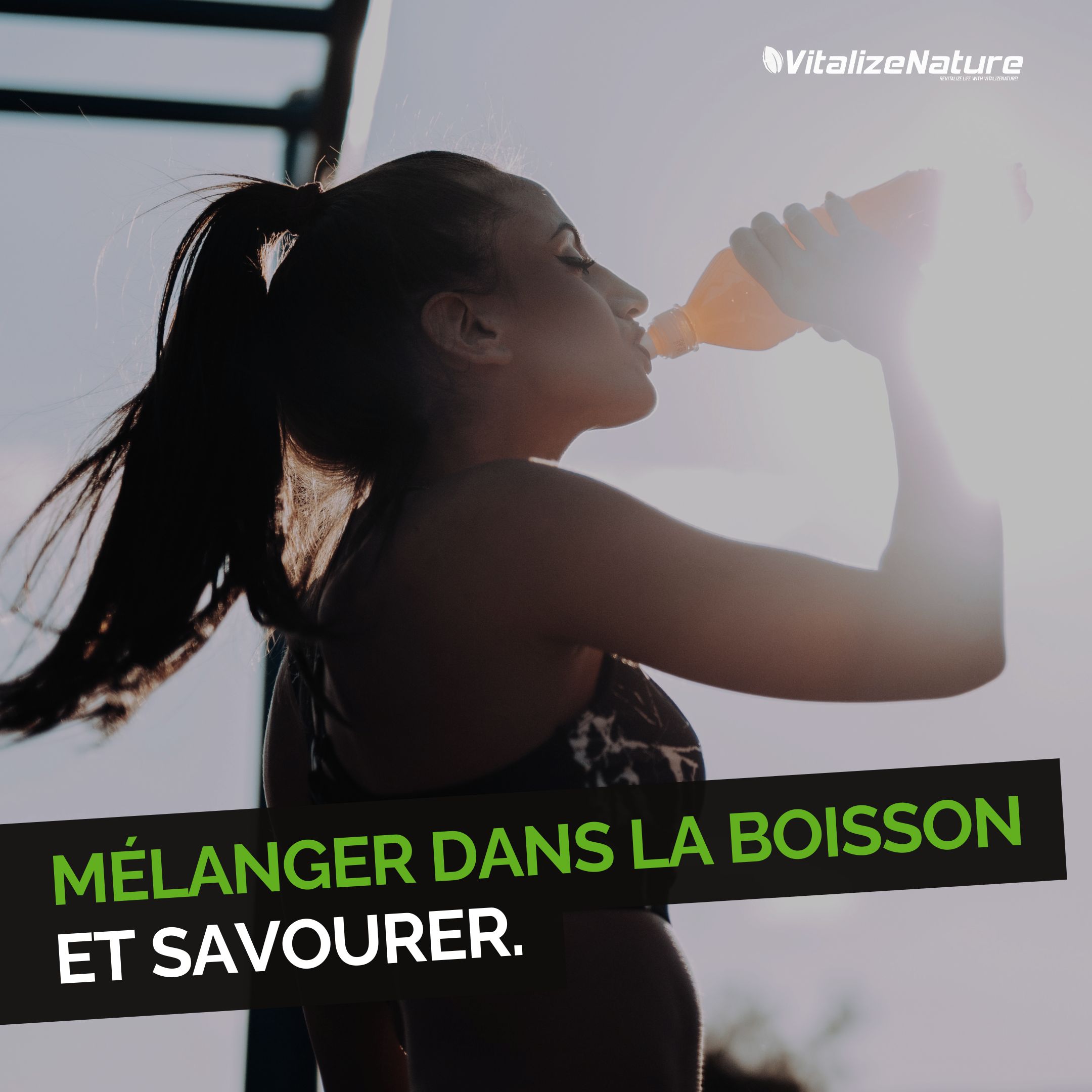 Femme buvant dans une bouteille. Mélanger et savourer. Ensoleillé.