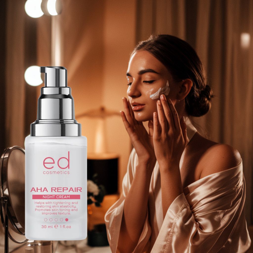 Femme applique crème. Flacon avec pompe. Inscription: ed cosmetics, AHA REPAIR NIGHT CREAM. 30 ml.