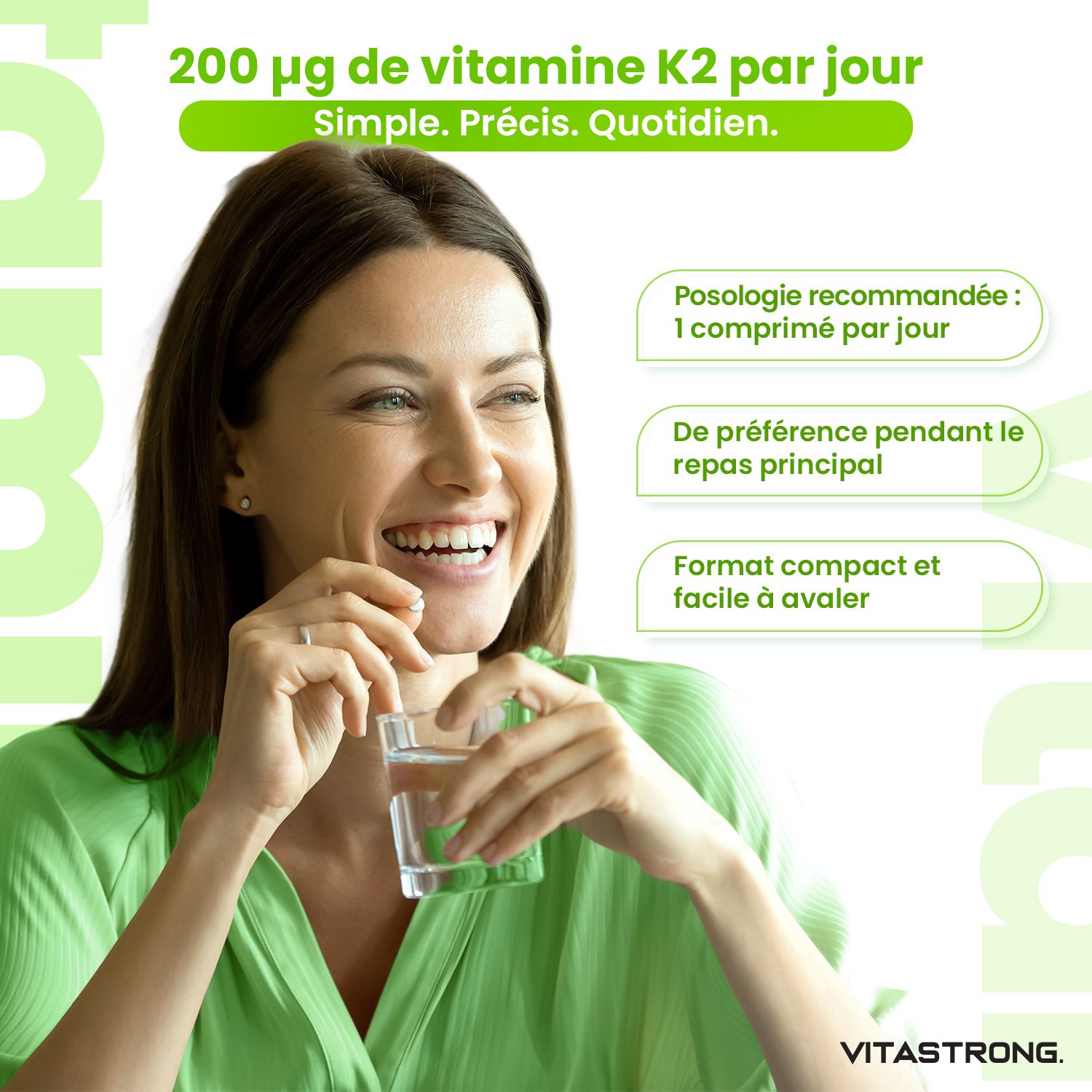 Vrouw drinkt water. 200µg vitamine K2 per dag. Aanbeveling: 1 tablet per dag. Compact formaat.