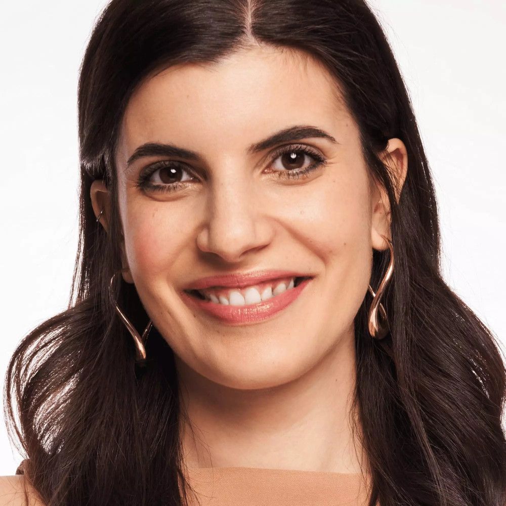 Portrait d'une femme. Elle porte le fond de teint Catrice HD Liquid Coverage. Teint naturel.