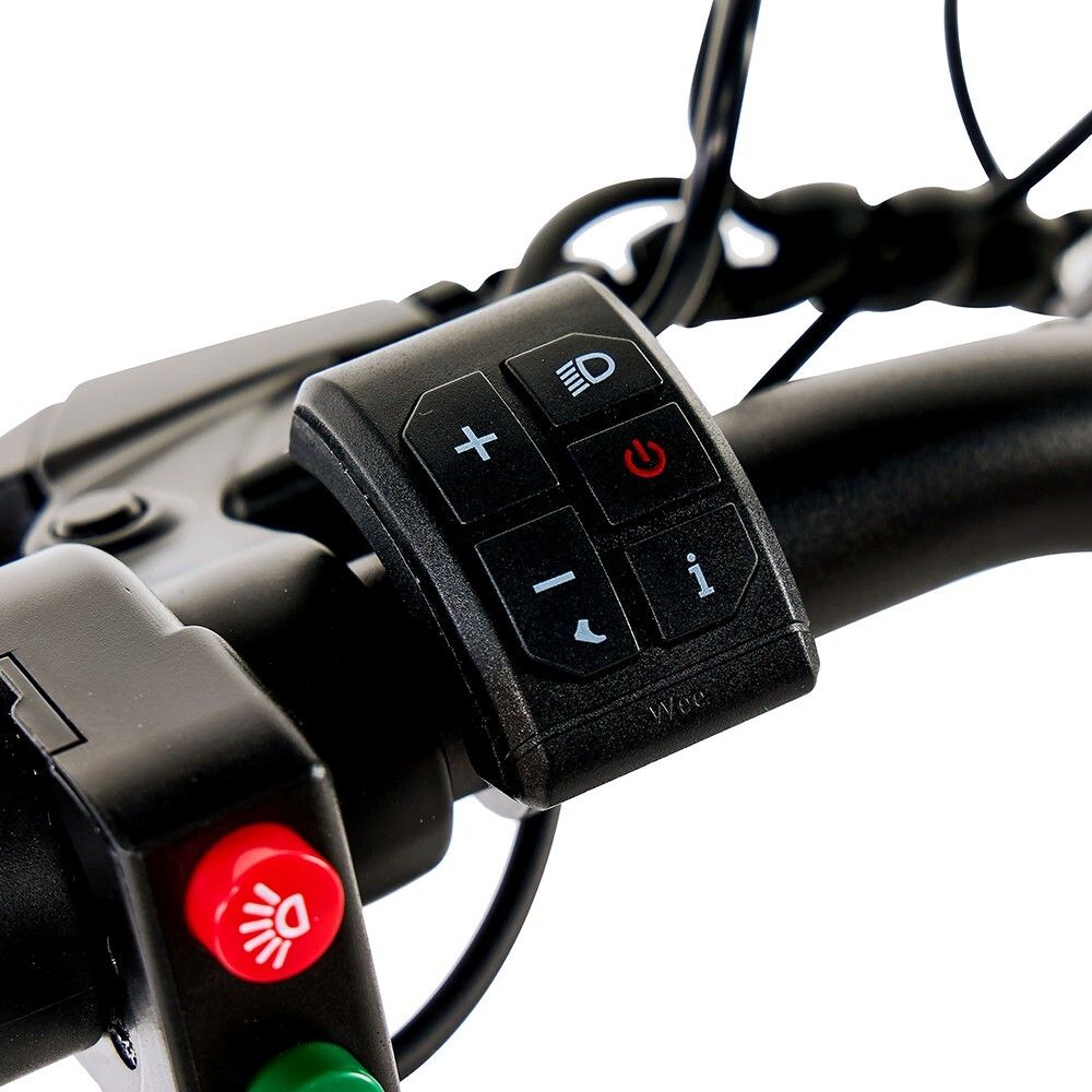 Guidon avec commandes. Boutons pour lumière, clignotants, marche/arrêt et info.