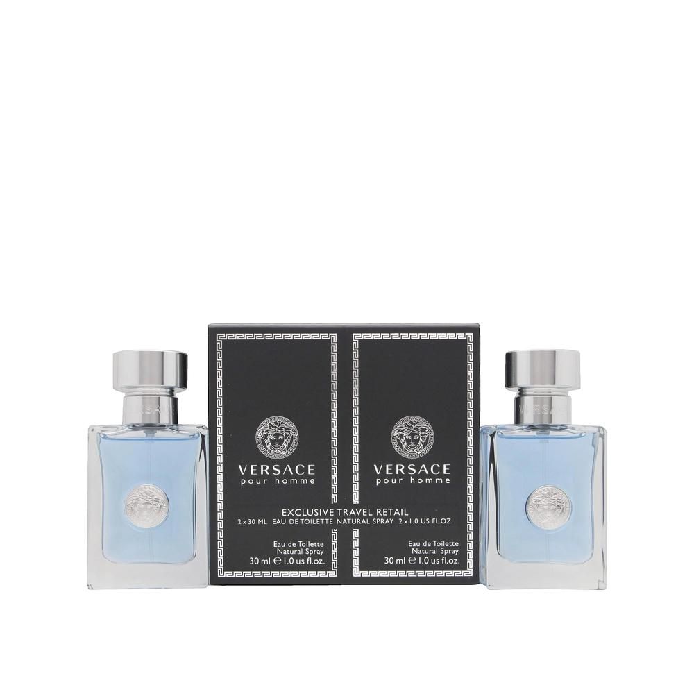 Deux flacons et un coffret Versace Pour Homme. Liquide bleu clair dans des flacons en verre avec bouchons argentés. Coffret noir.