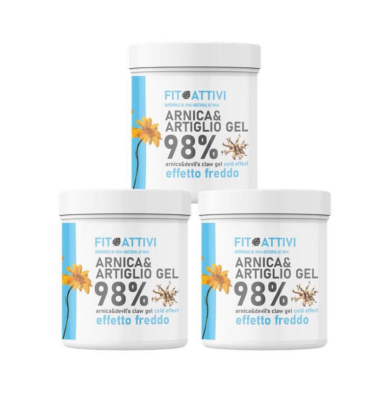 Trois pots blancs avec étiquettes bleues. Inscription: Arnica & Artiglio Gel 98%, effetto freddo. Marque: Fit Attivi.