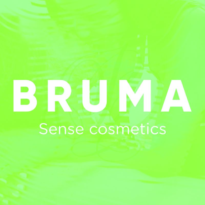 BRUMA Sense Cosmetics logo op lichte, wazige achtergrond.
