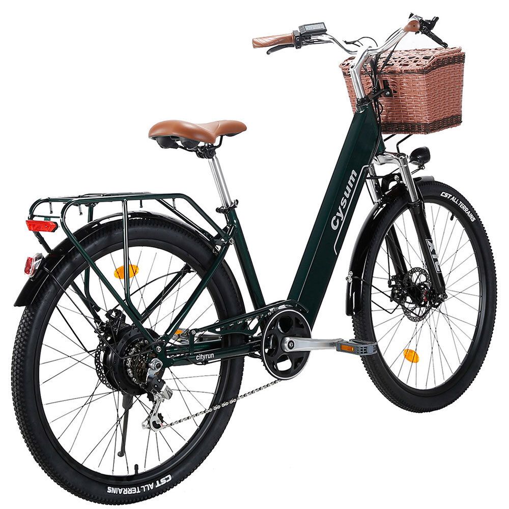 Groene elektrische fiets met voorste mand. Bruin zadel en handvatten. Mand van wilgentenen. Banden met profiel.
