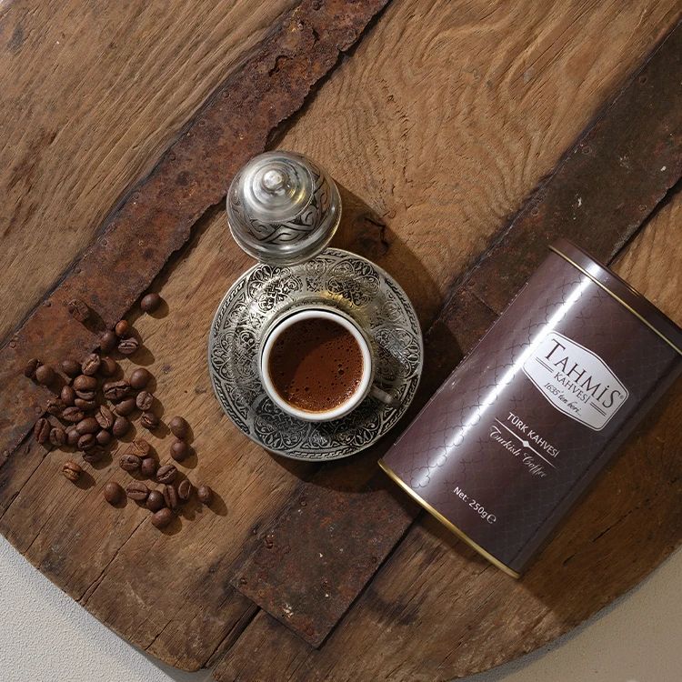Tasse de café, grains de café et boîte avec logo "TAHMIS KAHVESI" sur bois. Café turc.