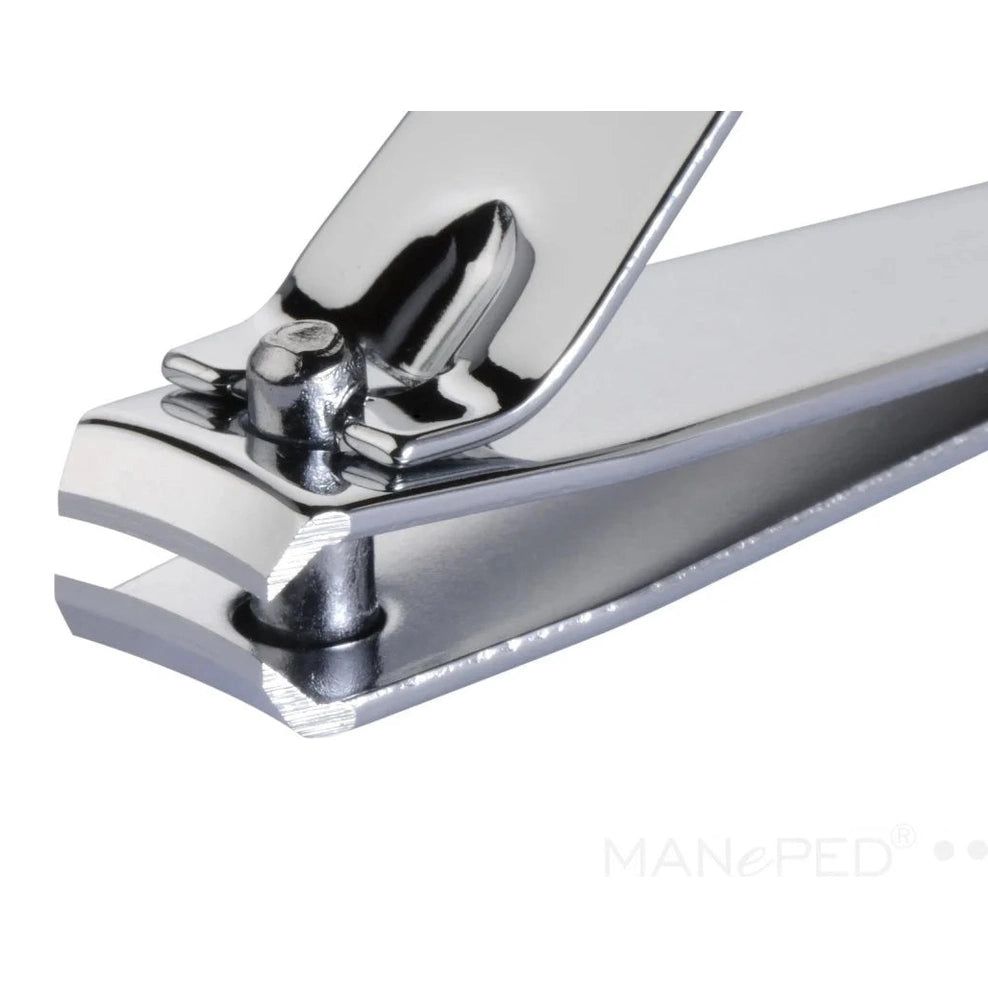 Close-up van een metalen nagelknipper. Detail van de snijkant. MANePED logo.