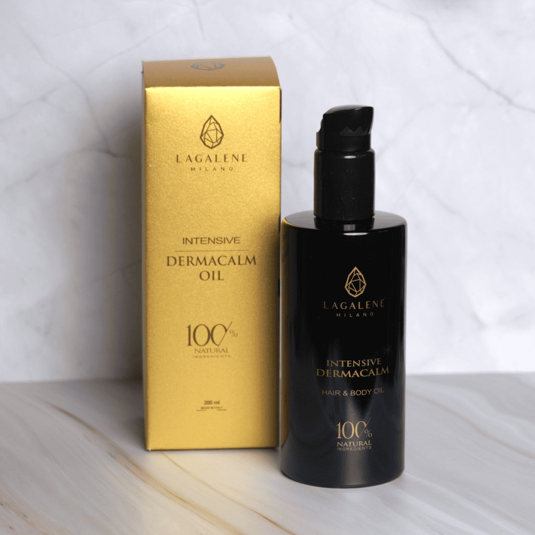 Flacon noir et emballage doré. Inscription: Intensive DermaCalm Oil, 100% Natural. Logo Lagalene Milano. Fond: marbre.