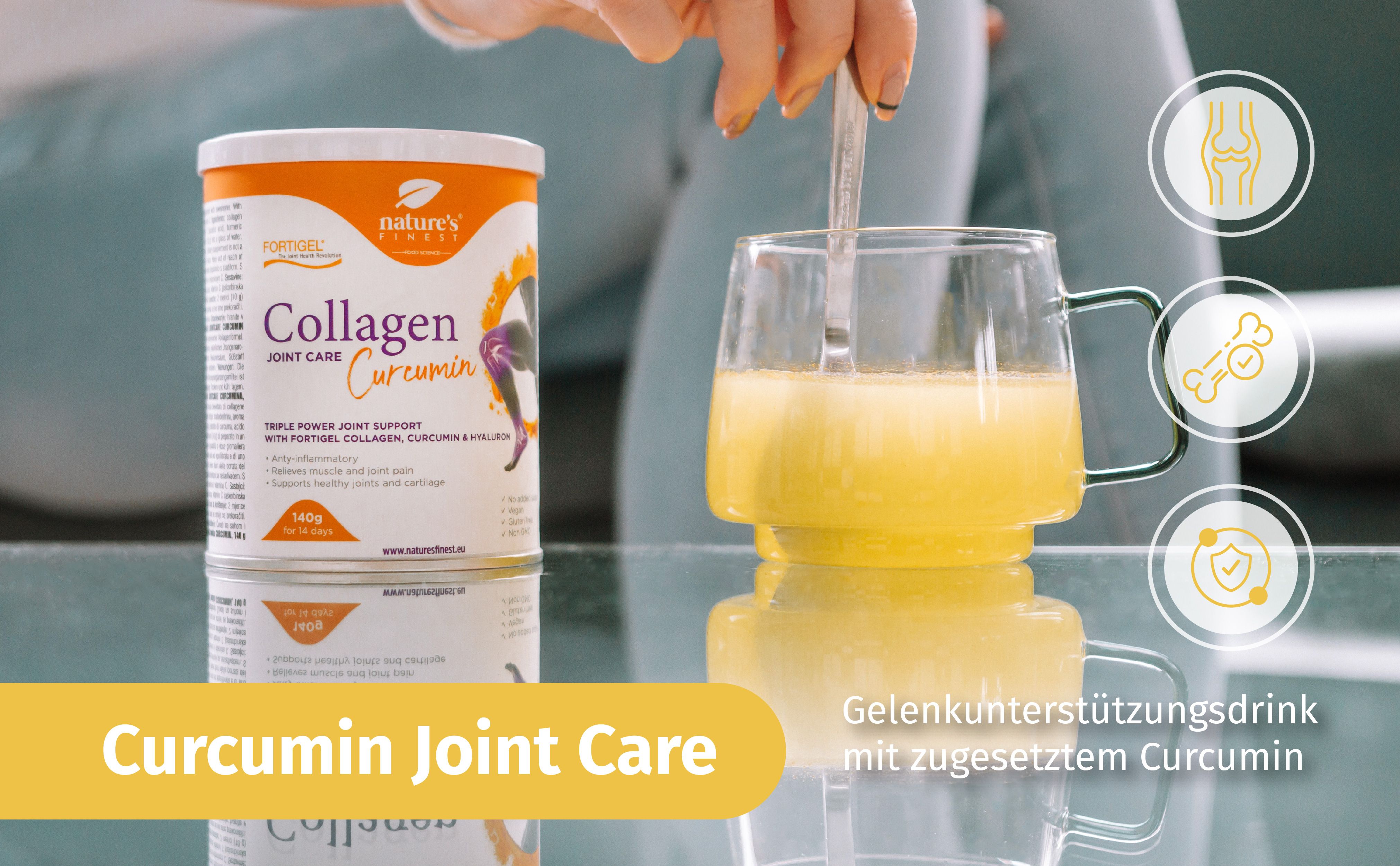 Pot Nature's Finest Collagen Curcumin Joint Care naast een glas met gelige drank waarin een lepel wordt gedoopt.