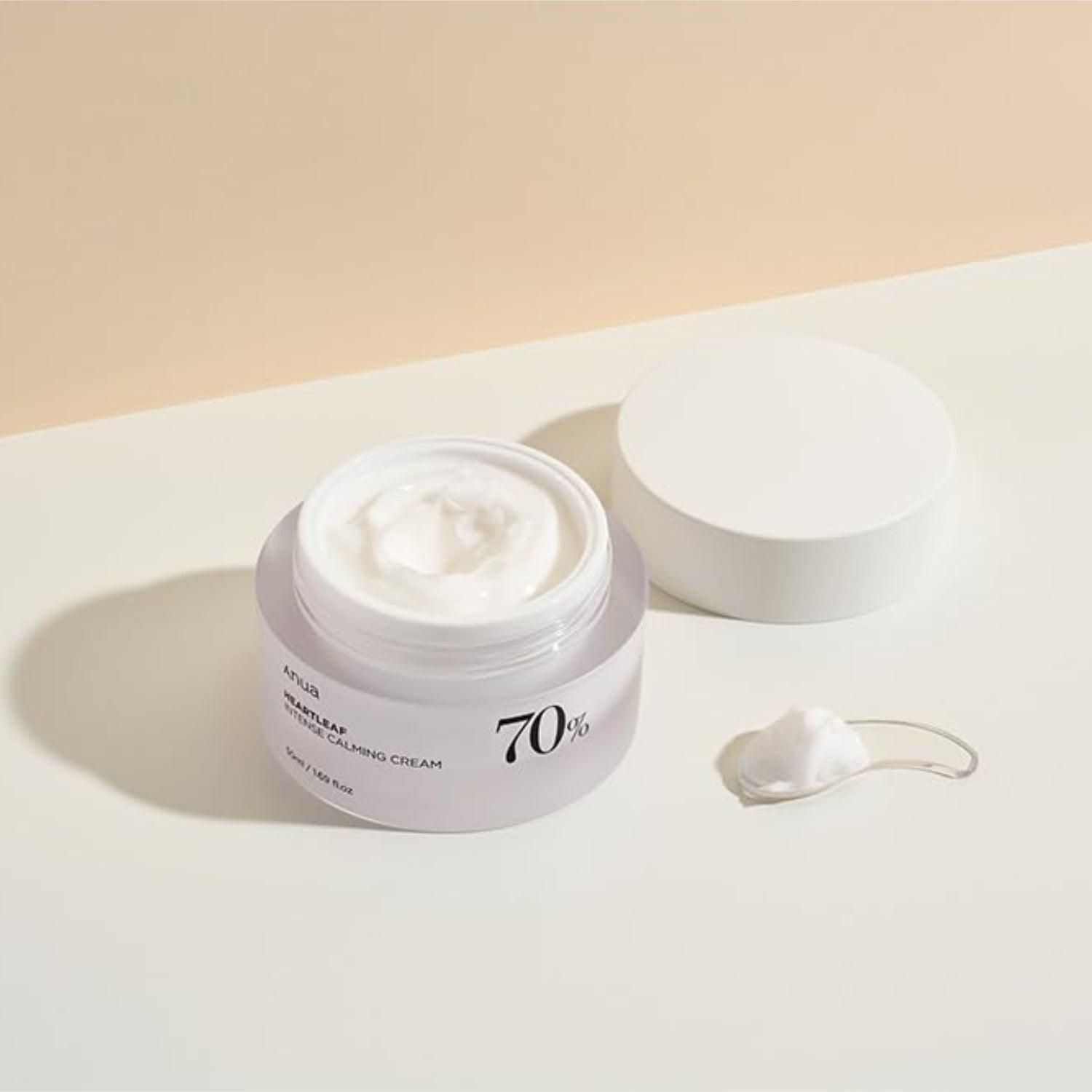 Open crème pot met deksel en spatel. Crème en spatel liggen naast de pot. Op de pot staat "70%".