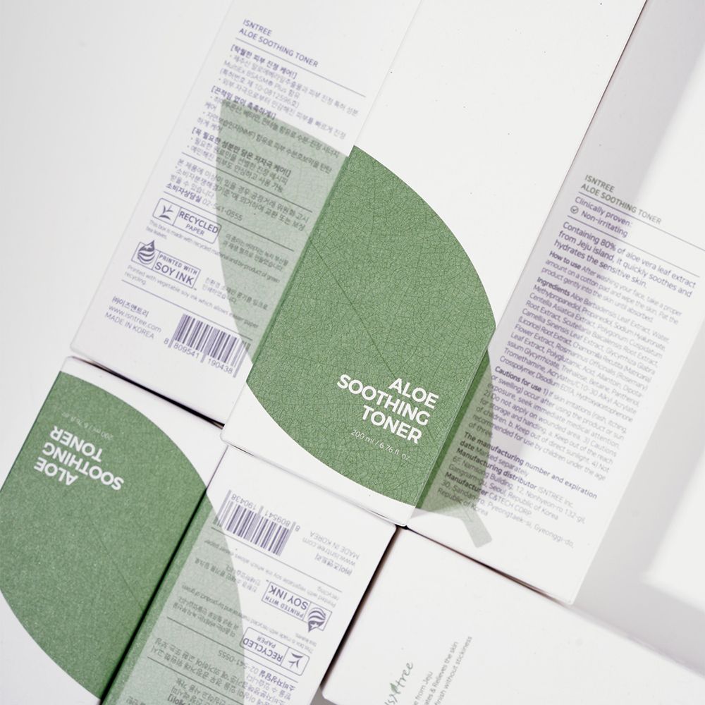 Meerdere dozen met tekst: Aloe Soothing Toner. Groen blad-ontwerp. Recycling logo. Barcode.