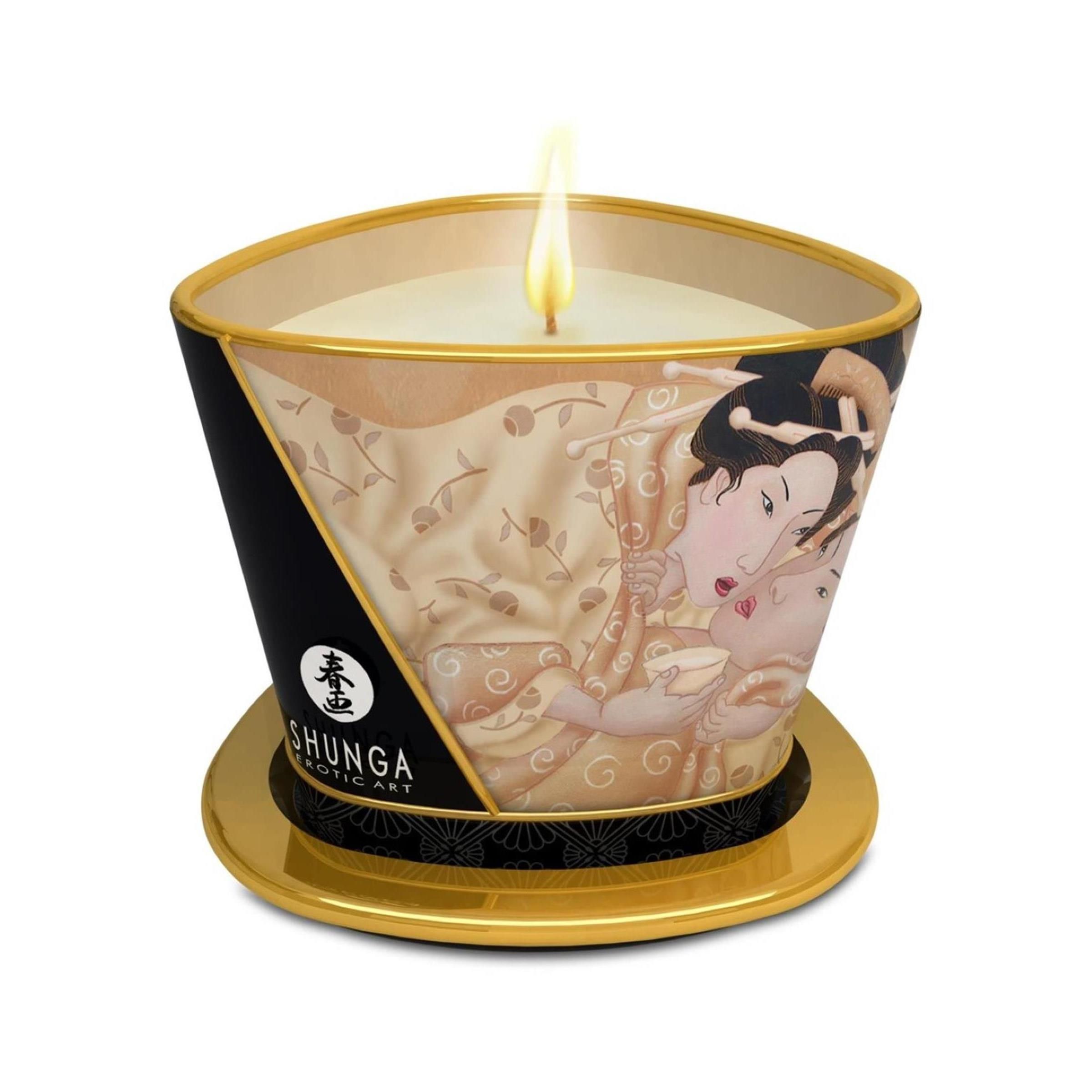 Bougie allumée dans un récipient. Récipient noir, bord doré. Logo et figures. "Shunga Exotic Art".