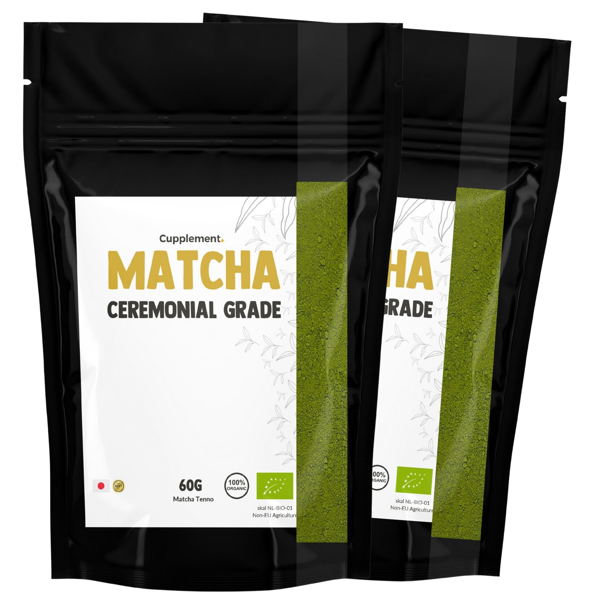 Twee zwarte zakjes met wit etiket. Opschrift: Matcha Ceremonial Grade. 60g. Bio-keurmerk.
