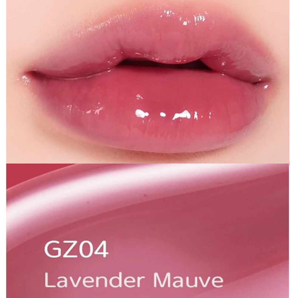 Close-up van lippen met glanzende mauve lipgloss. Tekst: GZ04 Lavender Mauve.