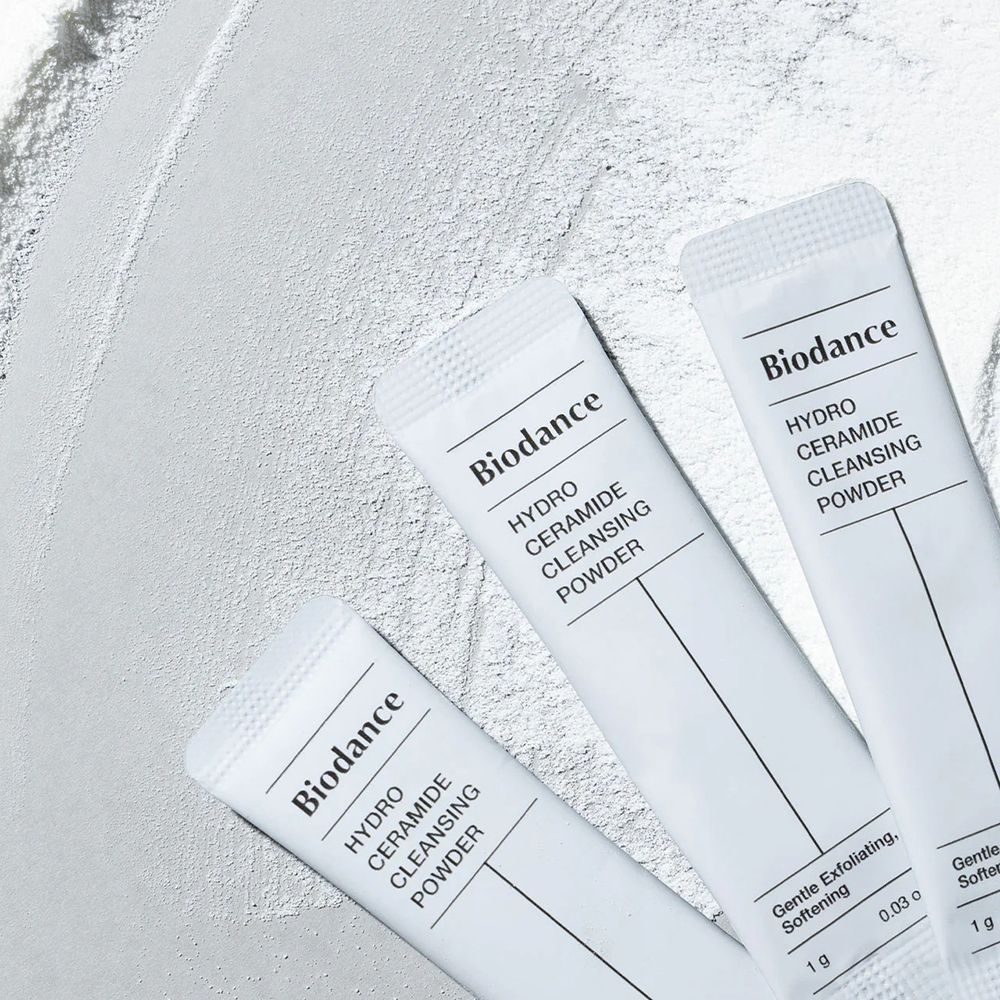 Trois sachets individuels de poudre nettoyante. Inscription : Biodance Hydro Ceramide Cleansing Powder. Design blanc.
