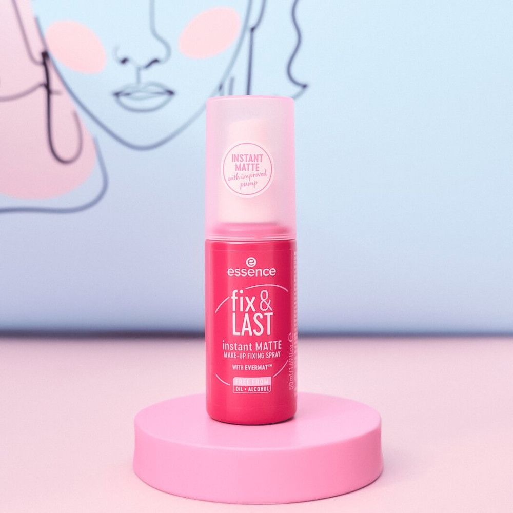 Roze fixatiespray op roze sokkel. Opschrift: fix & LAST, instant MATTE. Merk: essence. Achtergrond: illustratie.