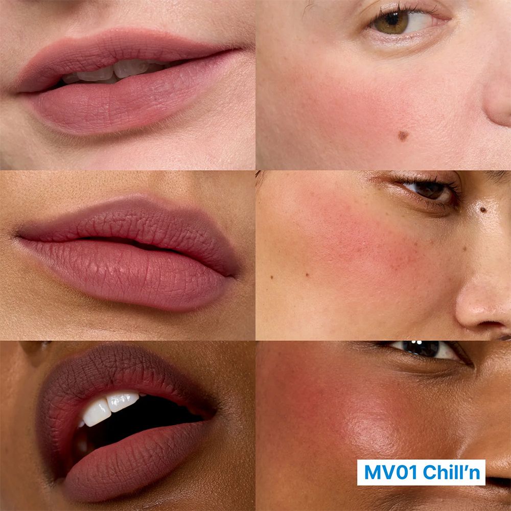 Lippen en wangen met roze tint.