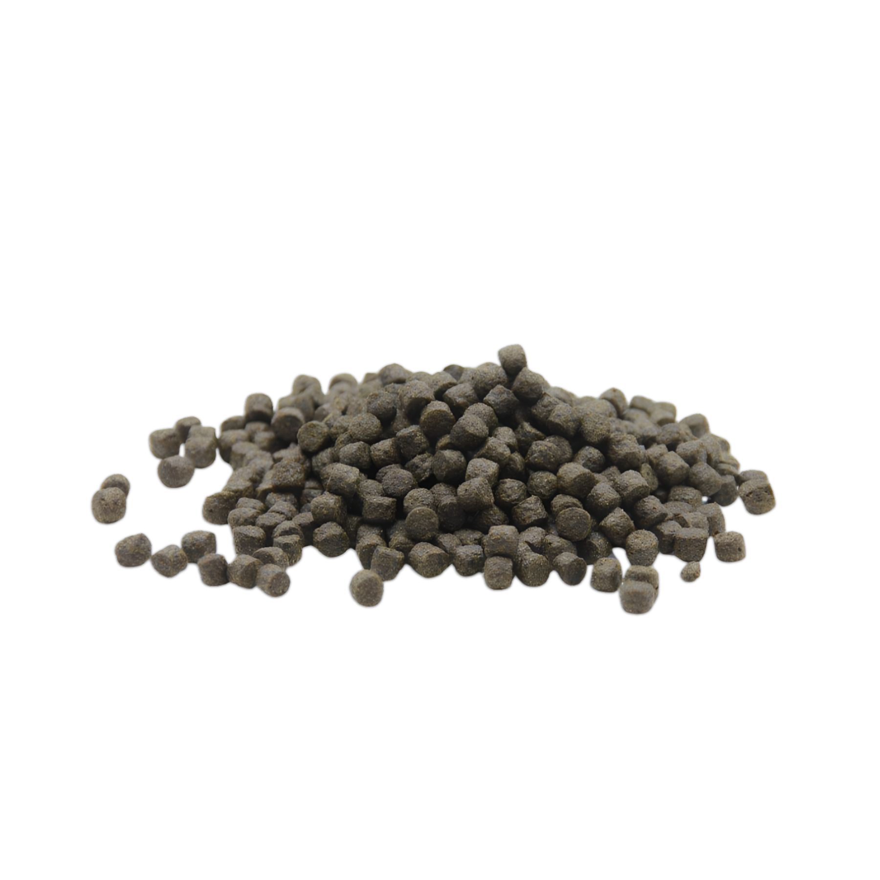 Hoop donkerbruine, ronde pellets. Geen verpakking of tekst zichtbaar. Product: koivoer.
