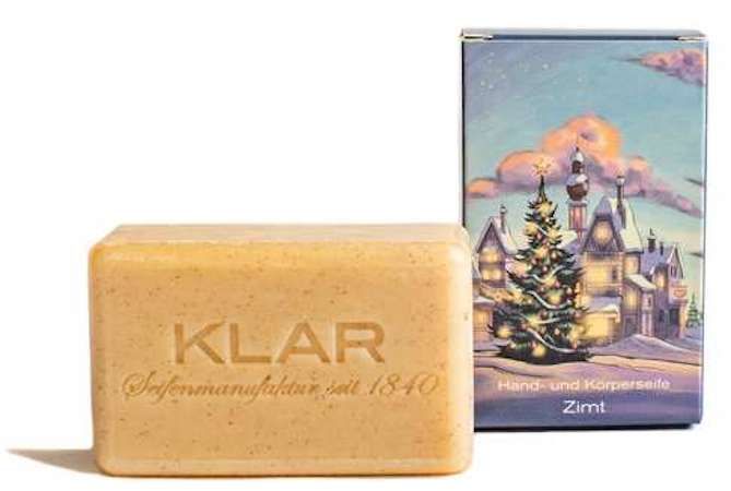 Savon rectangulaire avec inscription "KLAR". À côté, emballage avec paysage hivernal et inscription "Zimt".