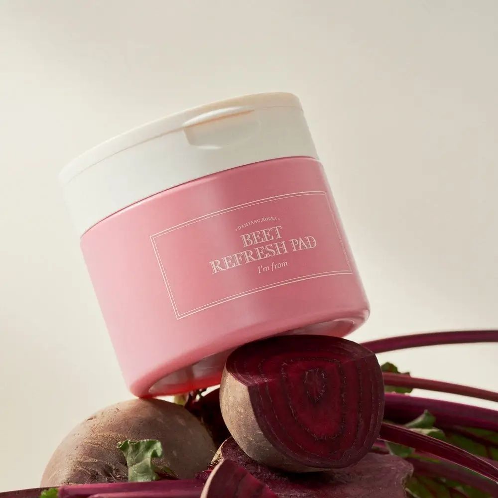 Roze pot met witte deksel, op rode bieten. Opschrift: BEET REFRESH PAD, i'm from.