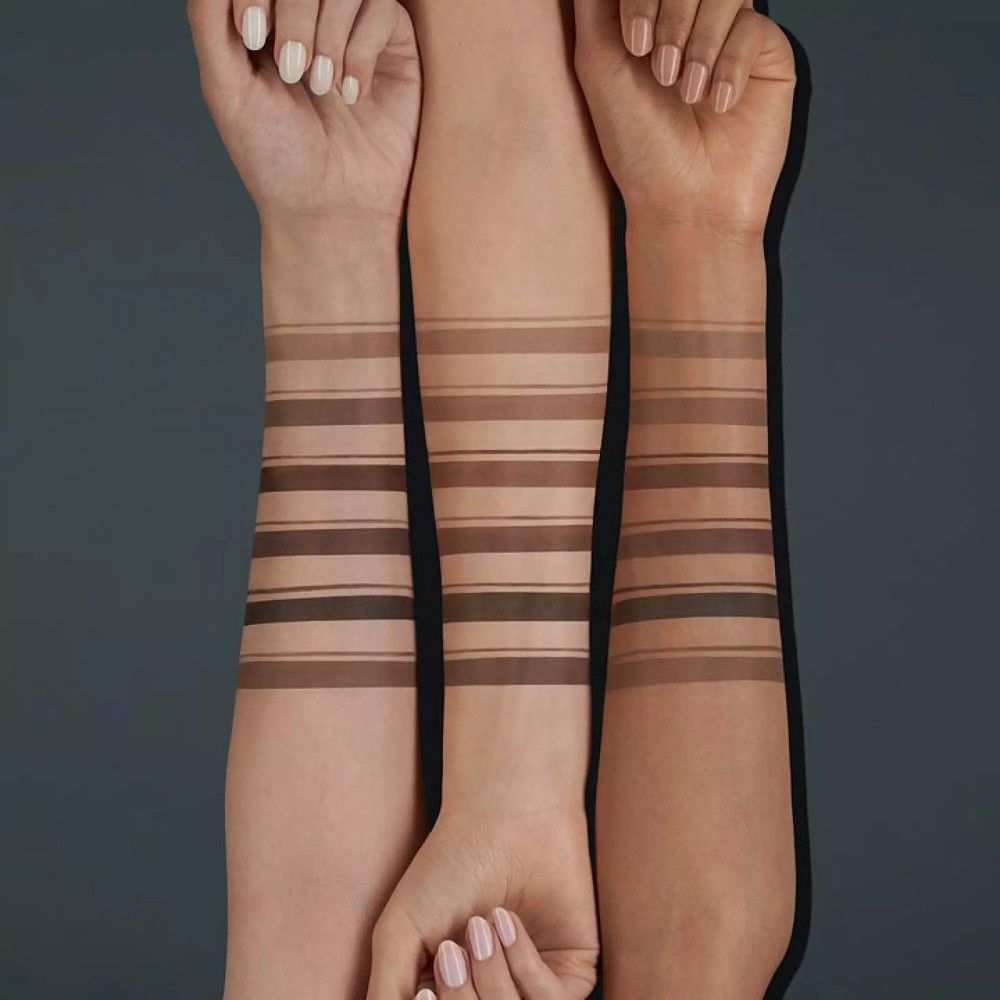 Bras avec différentes teintes de crayons à sourcils. Différents tons de peau.