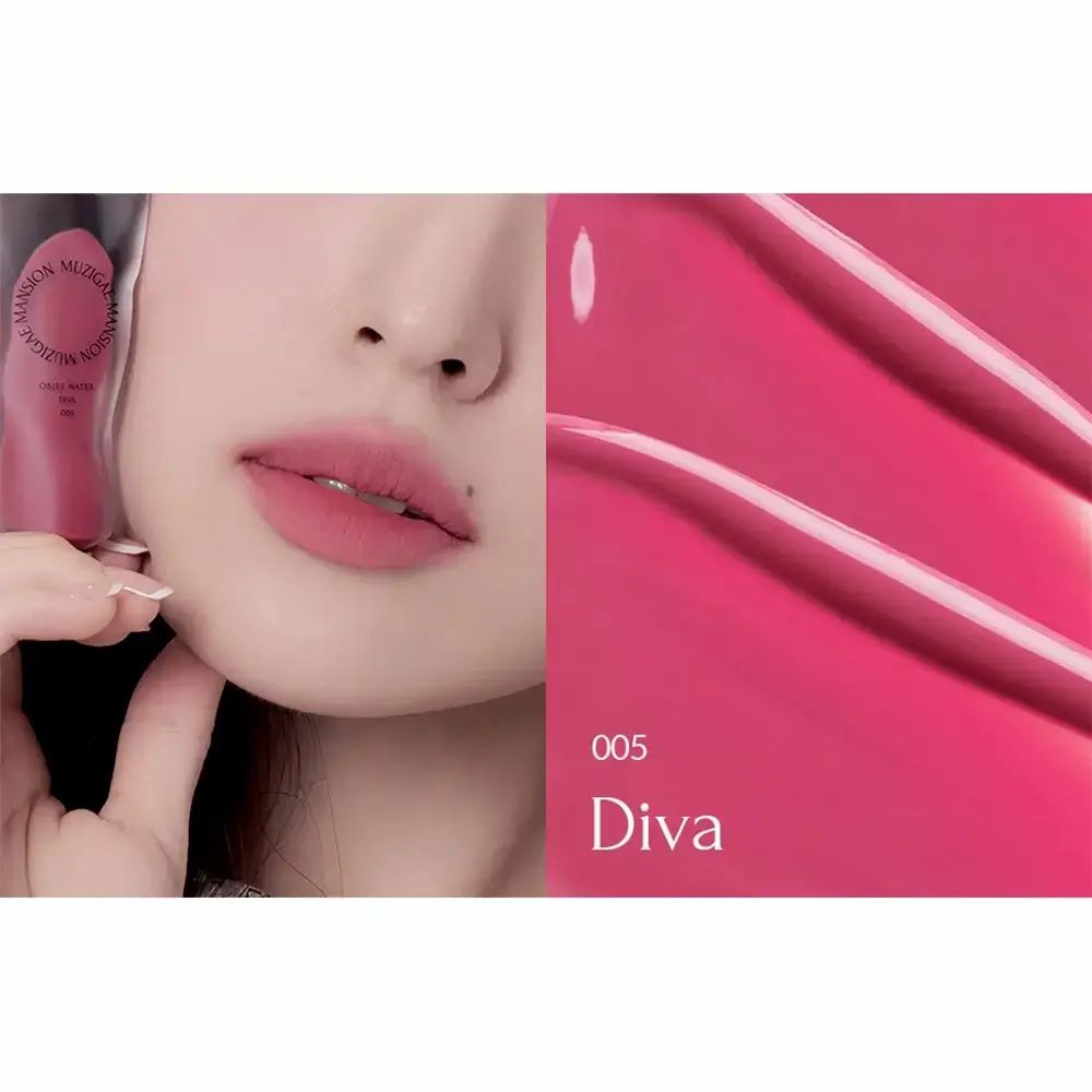 Lippen van een vrouw met lippenstift. Product 005 Diva. Roze tint. Lippenstift in tube. Tekst: Diva.