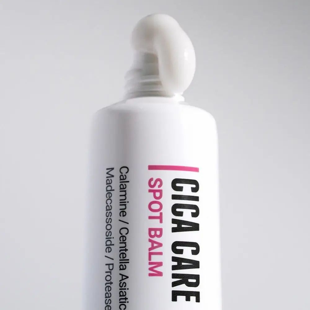 Witte tube met product. Productnaam Cica Care Spot Balm. Product komt uit de tube. Ingrediënten gedrukt.