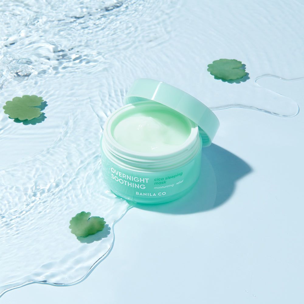 Open groen potje in water, omringd door groene bladeren. Tekst: OVERNIGHT SOOTHING, BANILA CO, Cica Sleeping Mask.