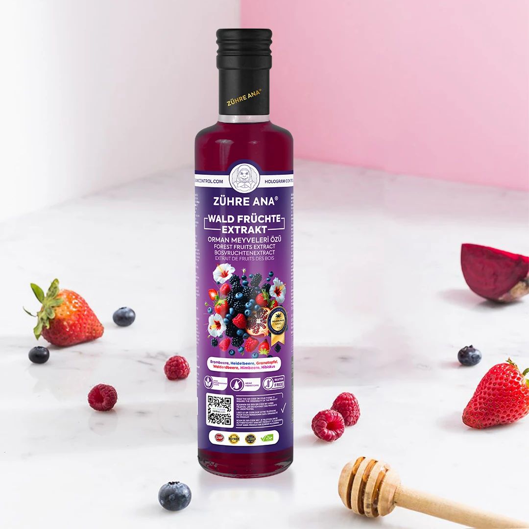 Bouteille d'extrait de fruits des bois, entourée de baies et d'une cuillère à miel.