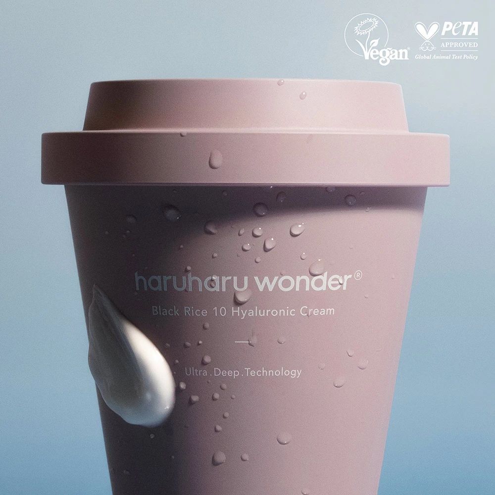 Pot rose avec couvercle. Inscription : haruharu wonder Black Rice 10 Hyaluronic Cream. Sceaux Vegan et PETA. Gouttes d'eau.