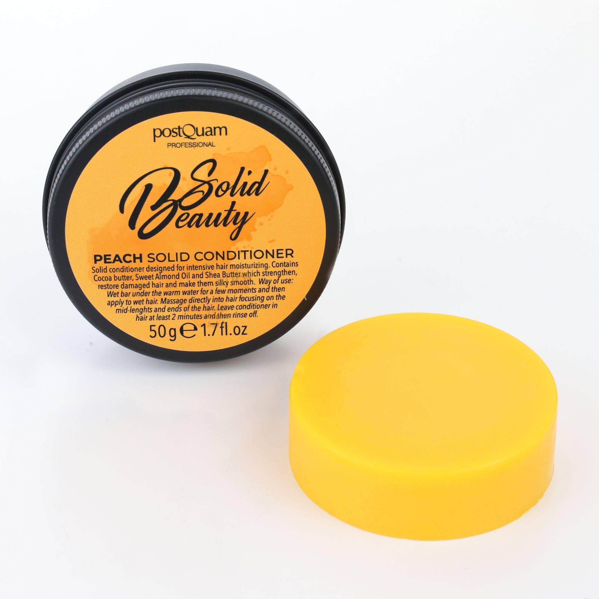 Open pot met gele vaste conditioner. Deksel ernaast. Opschrift "Solid Beauty" en productinformatie. Zwarte rand.